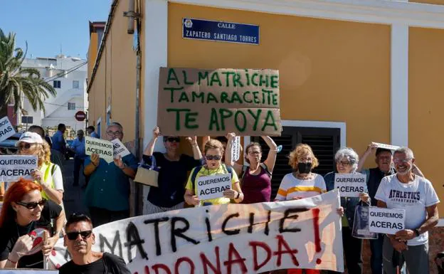 Residentes en Almatriche Bajo volvieron a reivindicar la mejora de la carretera general 