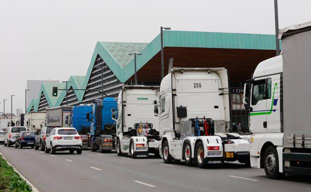 Los transportistas amenazan con reactivar los paros en julio por los carburantes