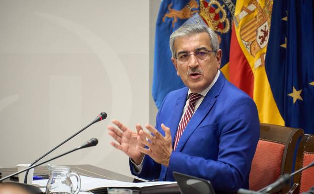 Román Rodríguez aclara que Canarias estará exenta de la tasa al queroseno