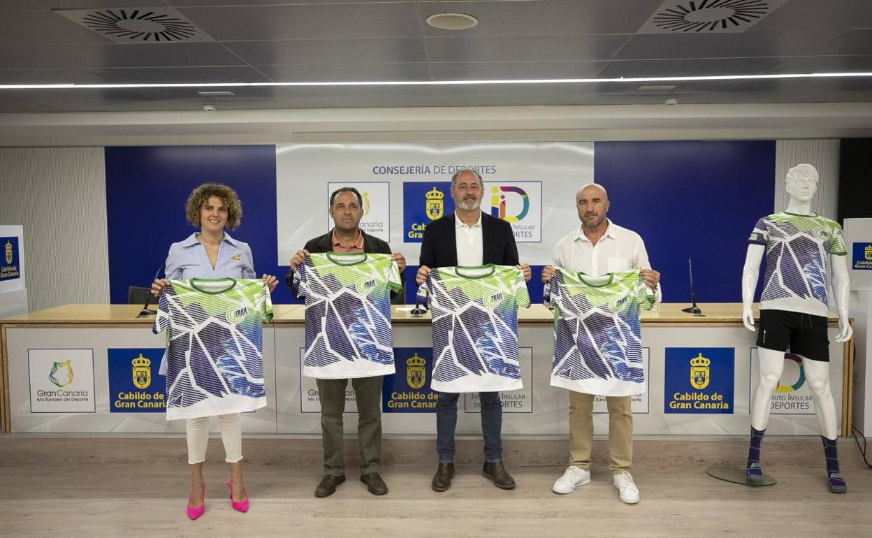 Las autoridades, en la presentación de la prueba. 