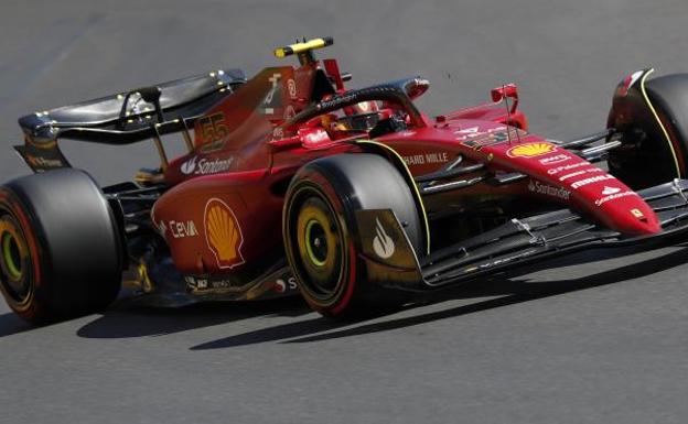 Carlos Sainz pilota su Ferrari. 