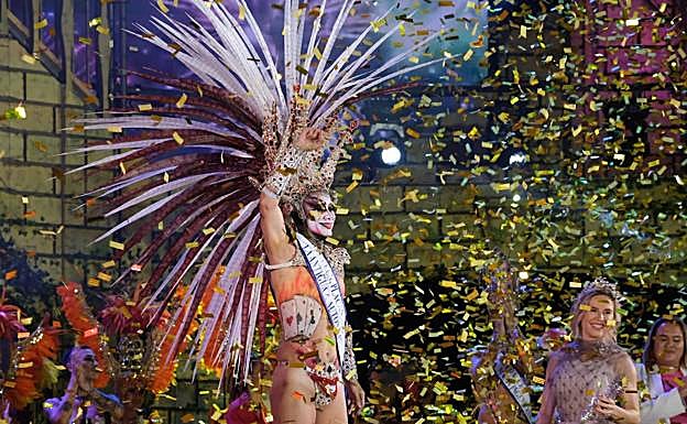Drag Ármek, minutos después de que se le entregara el cetro que le acredita como drag queen del Carnaval de Maspalomas 2022. 