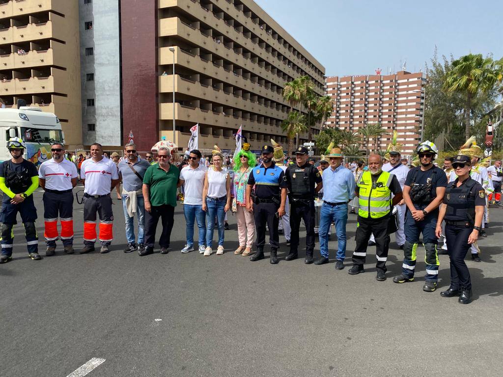 Fotos: Una caravana de carrozas aguarda la salida de la última gran cabalgata de carnaval de 2022
