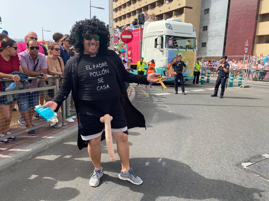 Fotos: Una caravana de carrozas aguarda la salida de la última gran cabalgata de carnaval de 2022