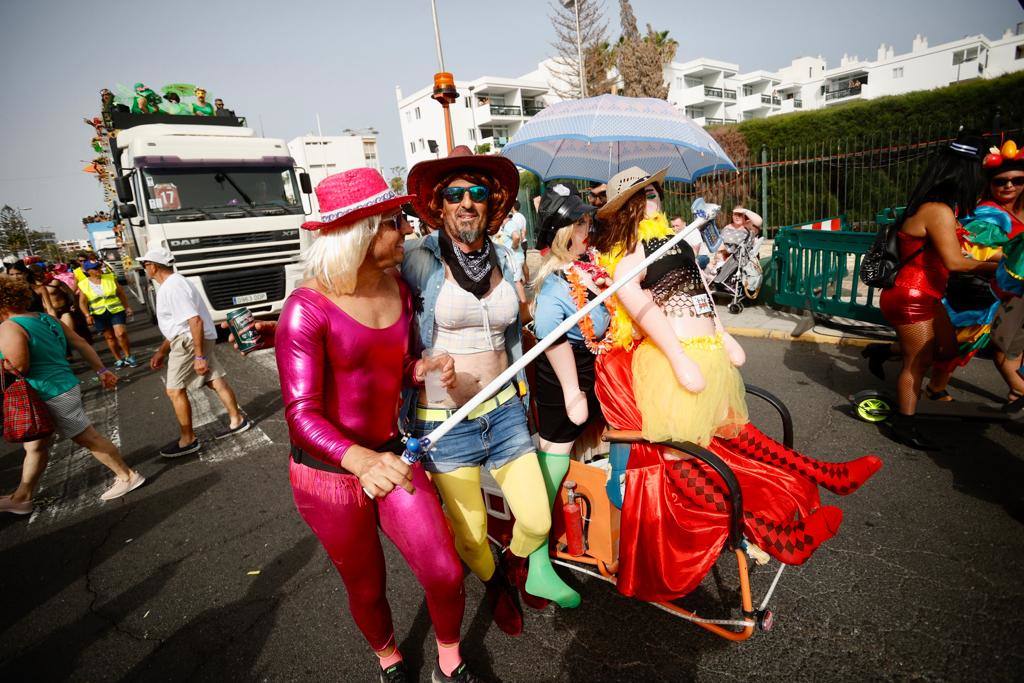Fotos: Una caravana de carrozas aguarda la salida de la última gran cabalgata de carnaval de 2022