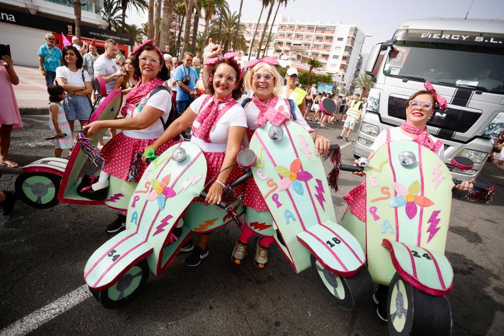 Fotos: Una caravana de carrozas aguarda la salida de la última gran cabalgata de carnaval de 2022