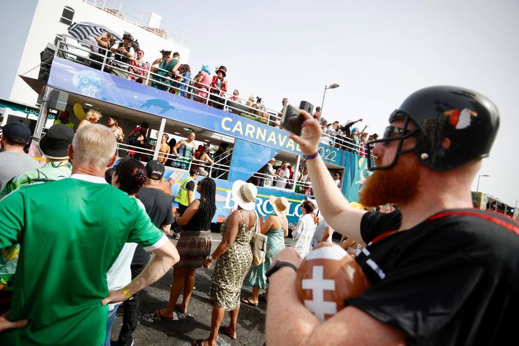 Fotos: Una caravana de carrozas aguarda la salida de la última gran cabalgata de carnaval de 2022