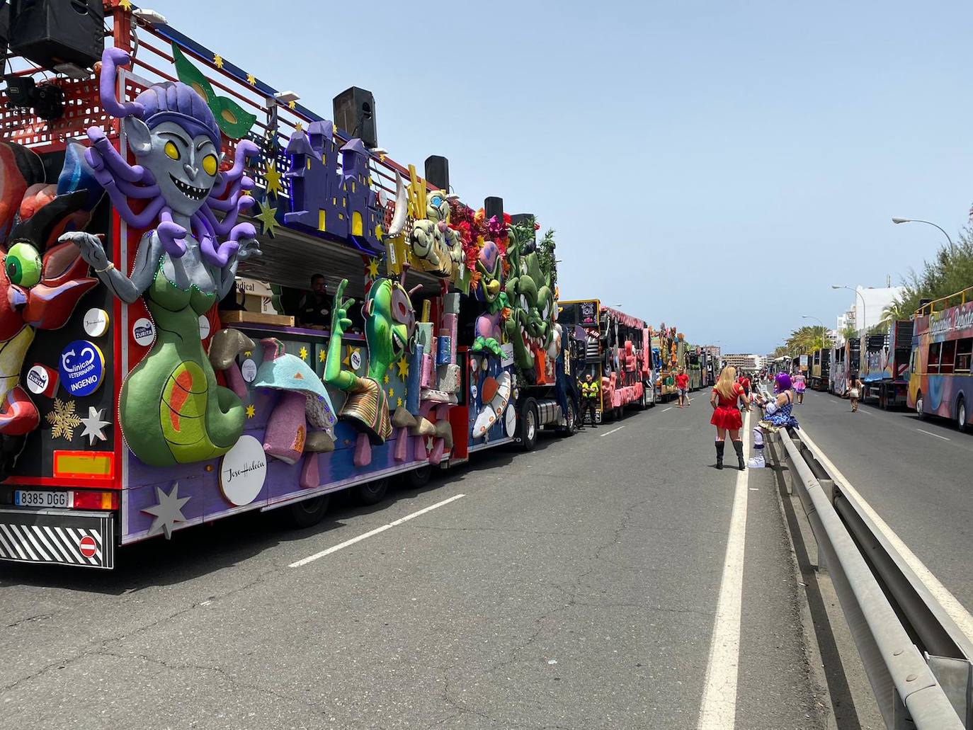 Fotos: Una caravana de carrozas aguarda la salida de la última gran cabalgata de carnaval de 2022
