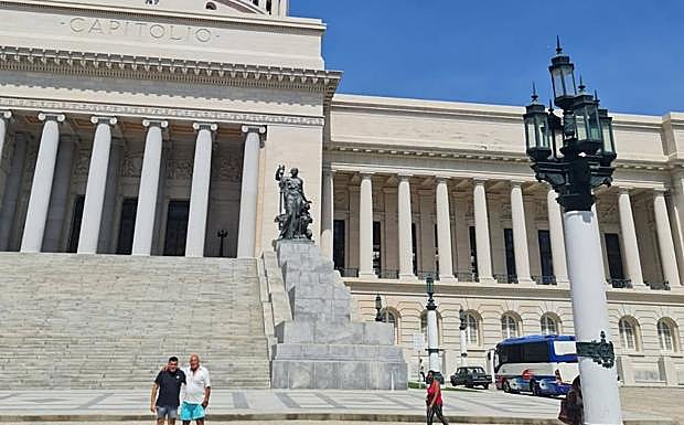 Imagen principal - Barranquera-Caballero: agarrada simbólica en el Capitolio de La Habana
