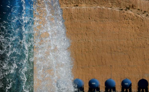 Agua desalada del Mediterráneo, ¿un antídoto para sortear la sequía?