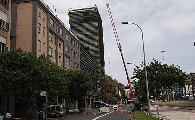 Imagen de la grúa que obligó a mantener cerrado un tramo de Eduardo Benot. 