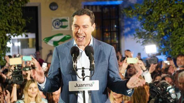 El presidente electo de Andalucía, Juanma Moreno, celebrando la victoria. 