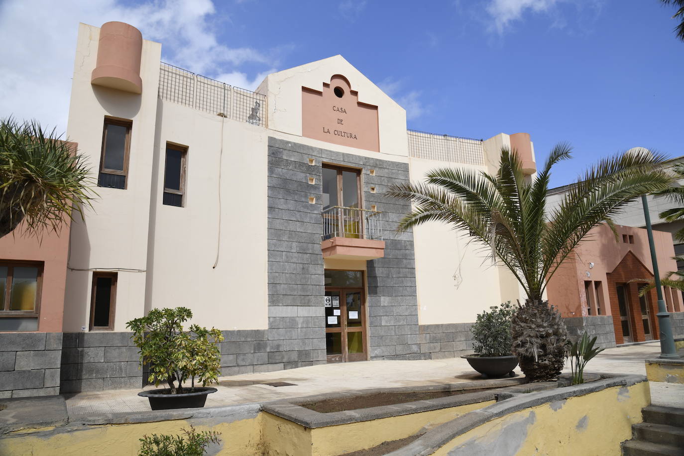 Casa de la Cultura actual, indultada por ahora de la demolición anunciada. 