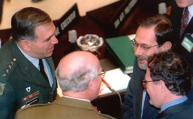 Generales estadounidenses felicitan a Javier Solana tras su designación como secretario general de la OTAN en 1995. 