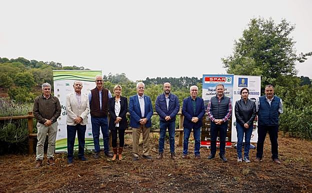 Autoridades y agricultores durante el acto de presentación de la campaña de promoción de la manzana reineta de Valleseco. 