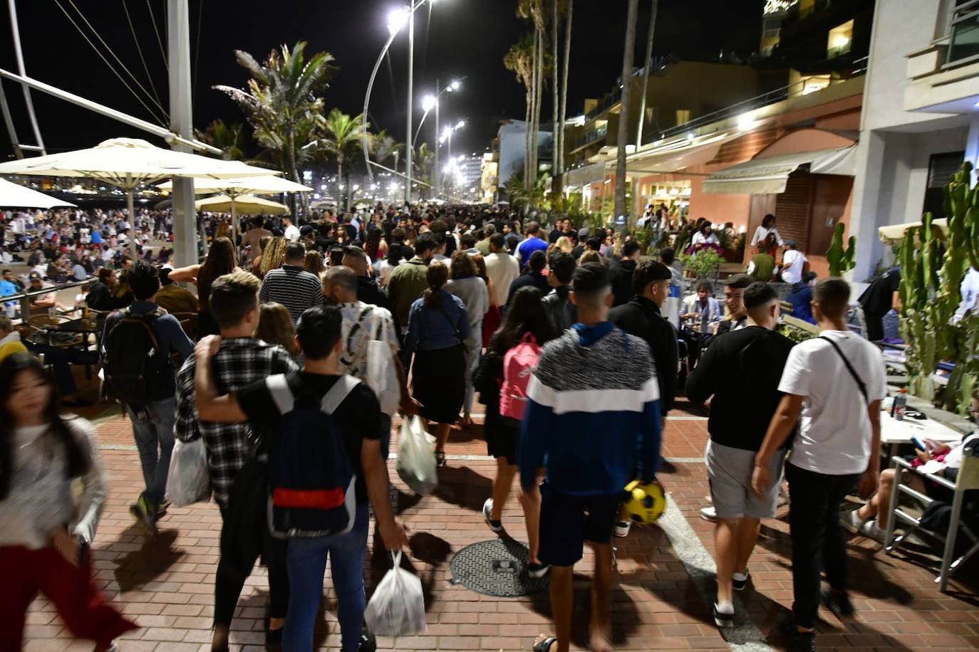 Fotos: Lleno total en las Canteras para disfrutar de la noche de San Juan