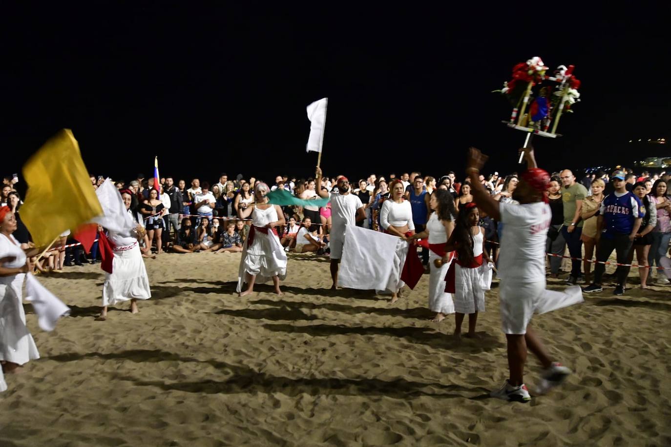 Fotos: Lleno total en las Canteras para disfrutar de la noche de San Juan