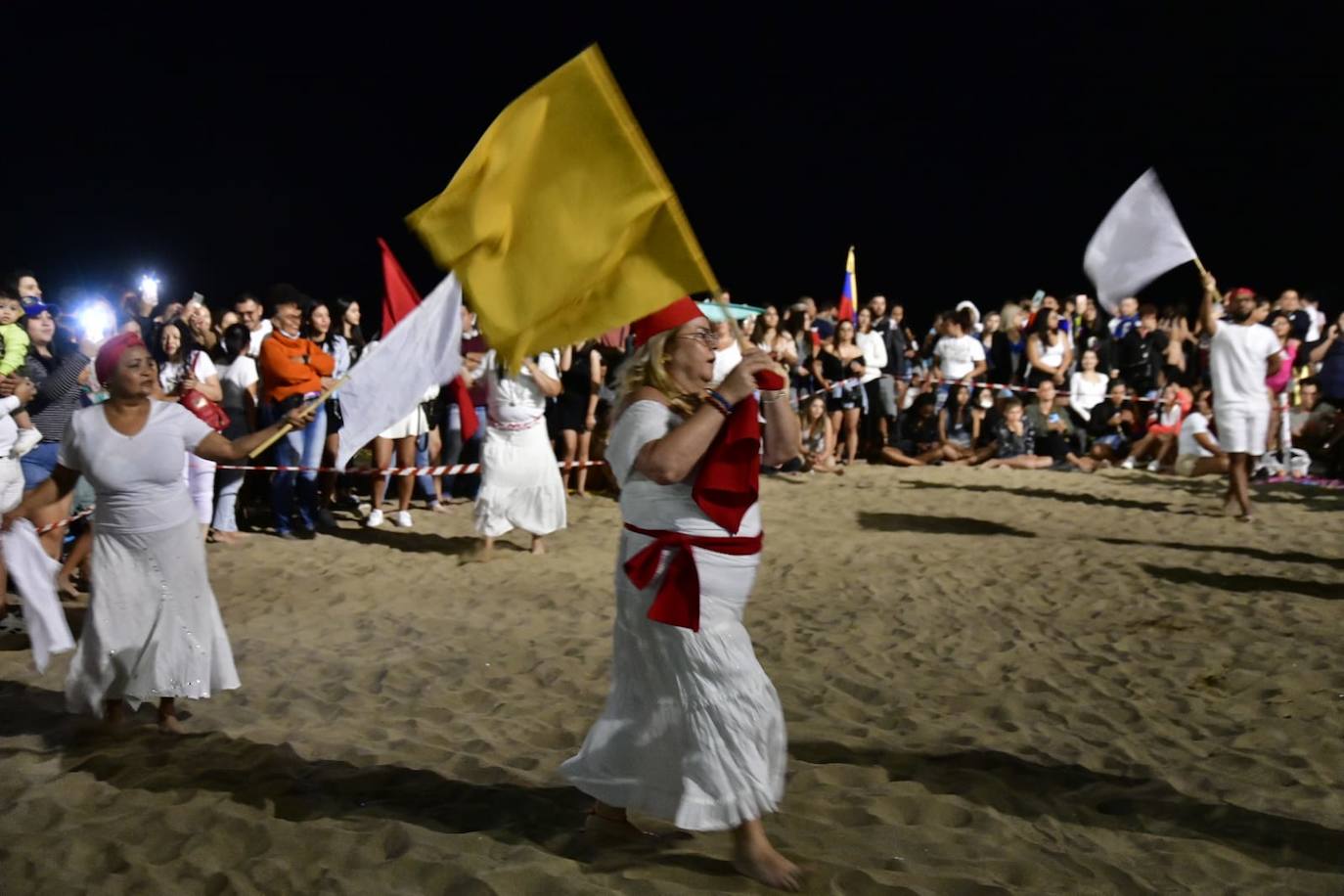 Fotos: Lleno total en las Canteras para disfrutar de la noche de San Juan