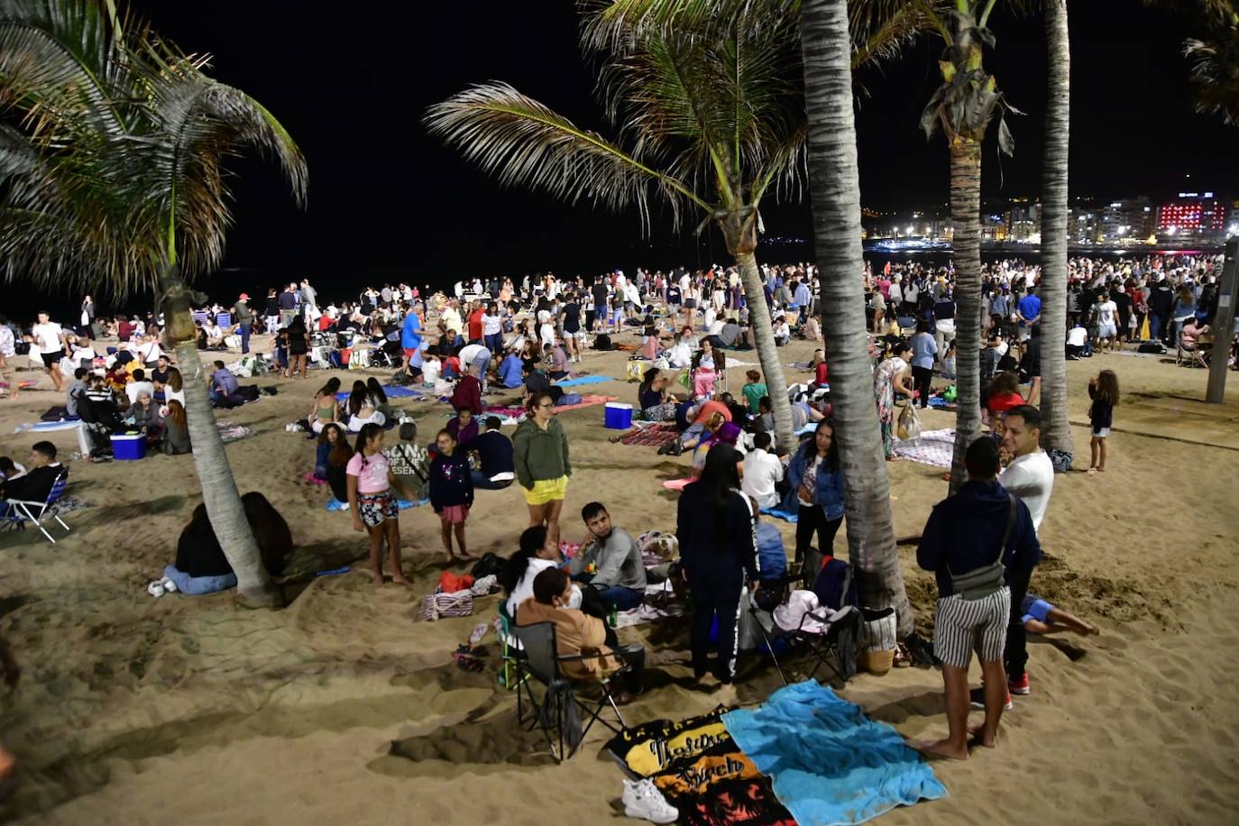 Fotos: Lleno total en las Canteras para disfrutar de la noche de San Juan