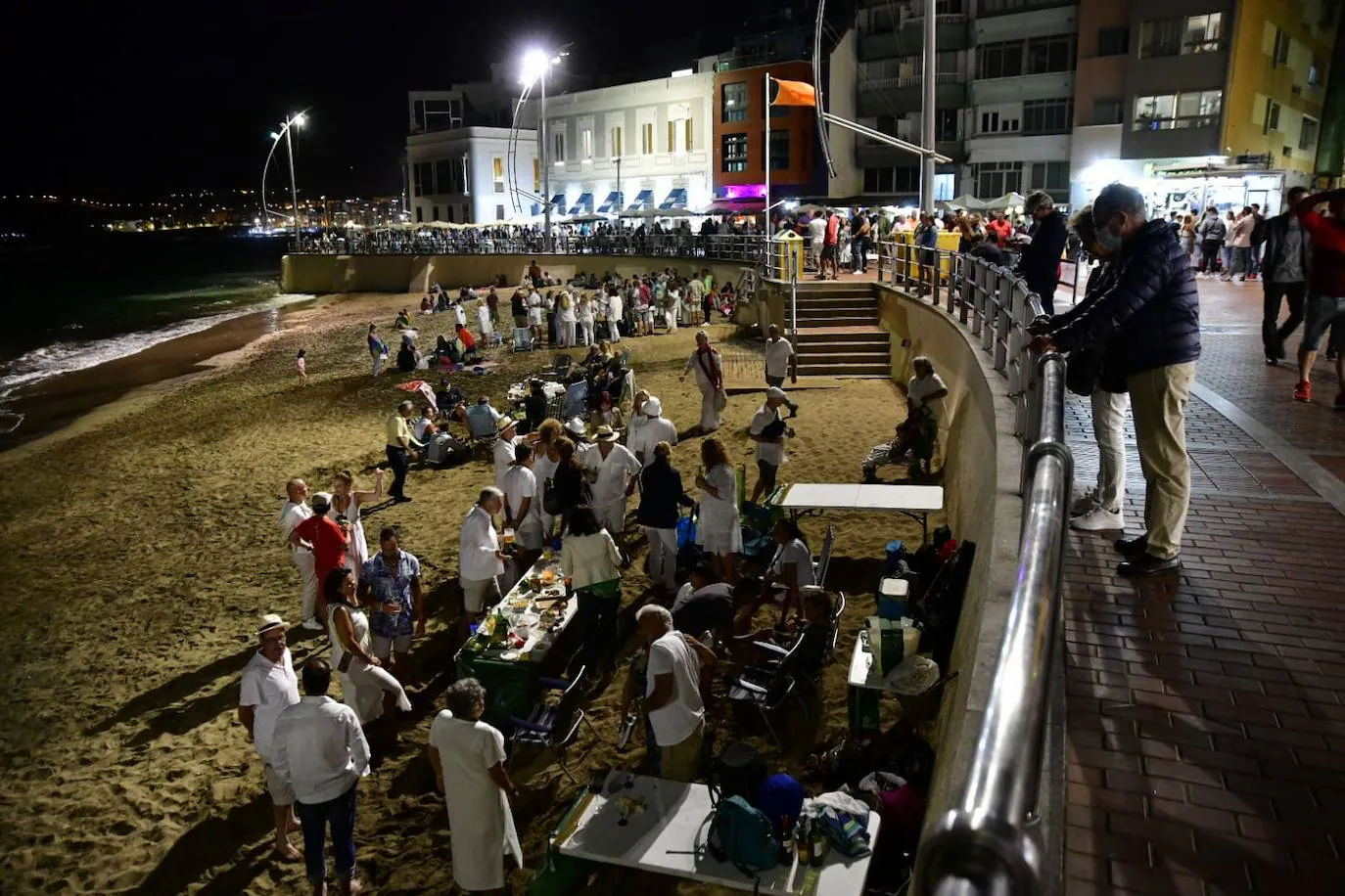 Fotos: Lleno total en las Canteras para disfrutar de la noche de San Juan