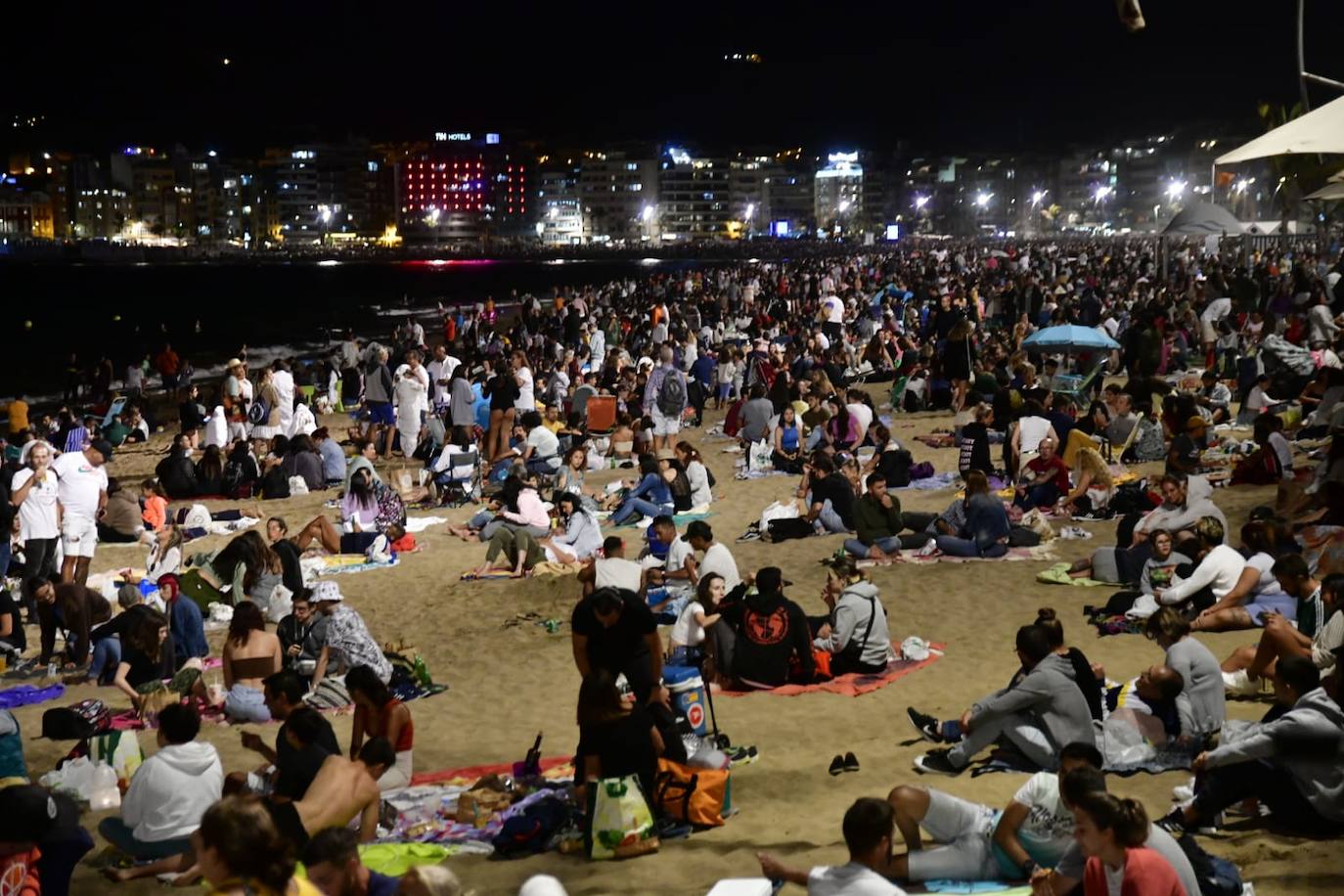 Fotos: Lleno total en las Canteras para disfrutar de la noche de San Juan