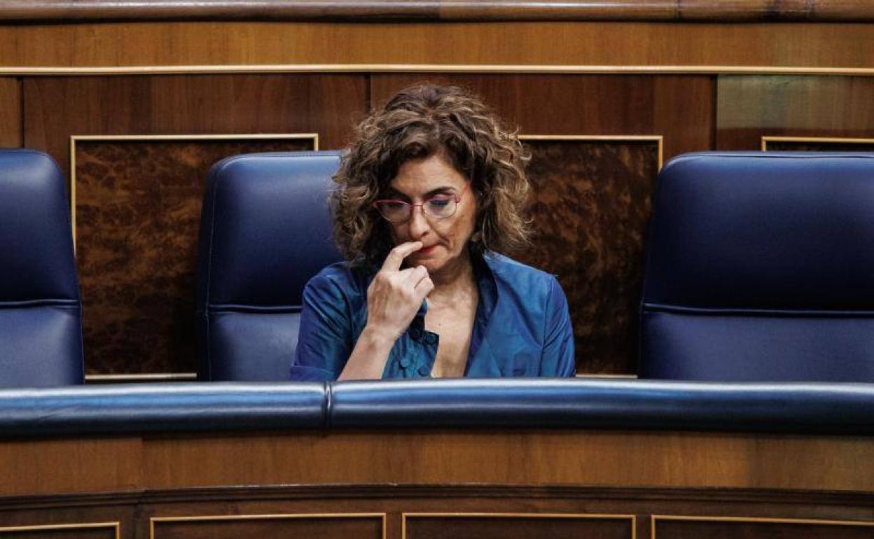 La ministra de Hacienda, María Jesús Montero, en el pleno del Congreso. 