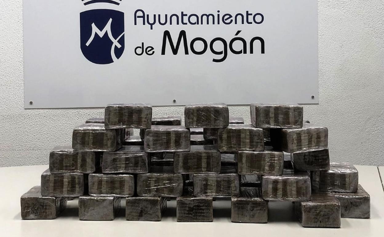 El fardo hachis encontrado en la playa de costa Alegre, en Arguineguín, el pasado domingo. 