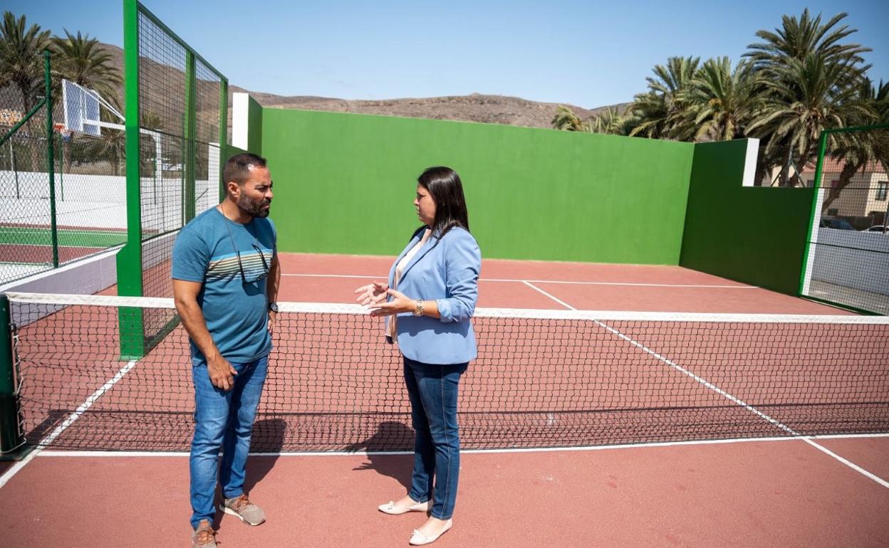 Autoridades en las instalaciones mejoradas. 