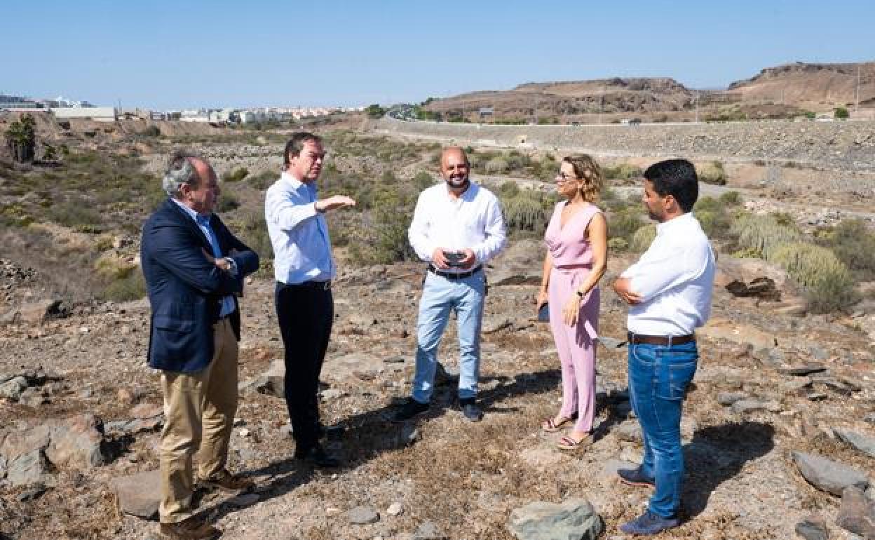 Carlos Álamo, consejero del Cabildo, la alcaldesa y Henríquez, en una reunión en la parcela junto a representantes de los Kiesslling. 