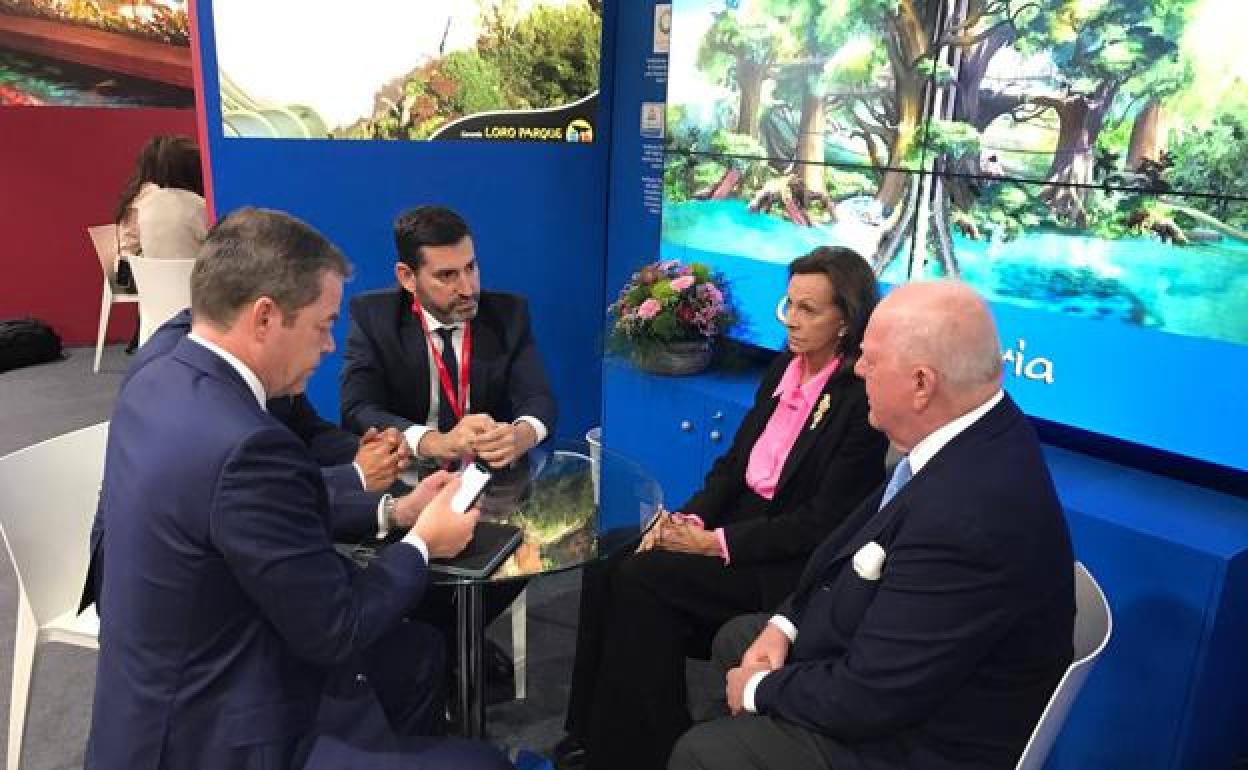 La cúpula del Loro Parque reunida con Alejandro Marichal.