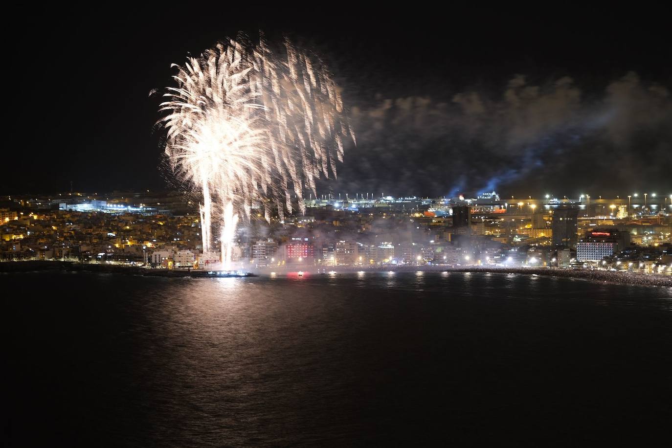 Fotos: Los fuegos iluminan la noche de la Playa de Las Canteras