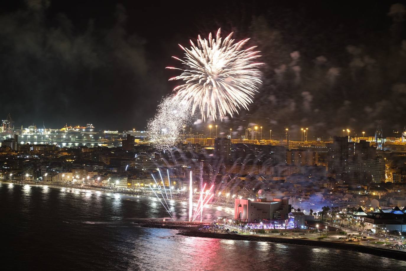 Fotos: Los fuegos iluminan la noche de la Playa de Las Canteras