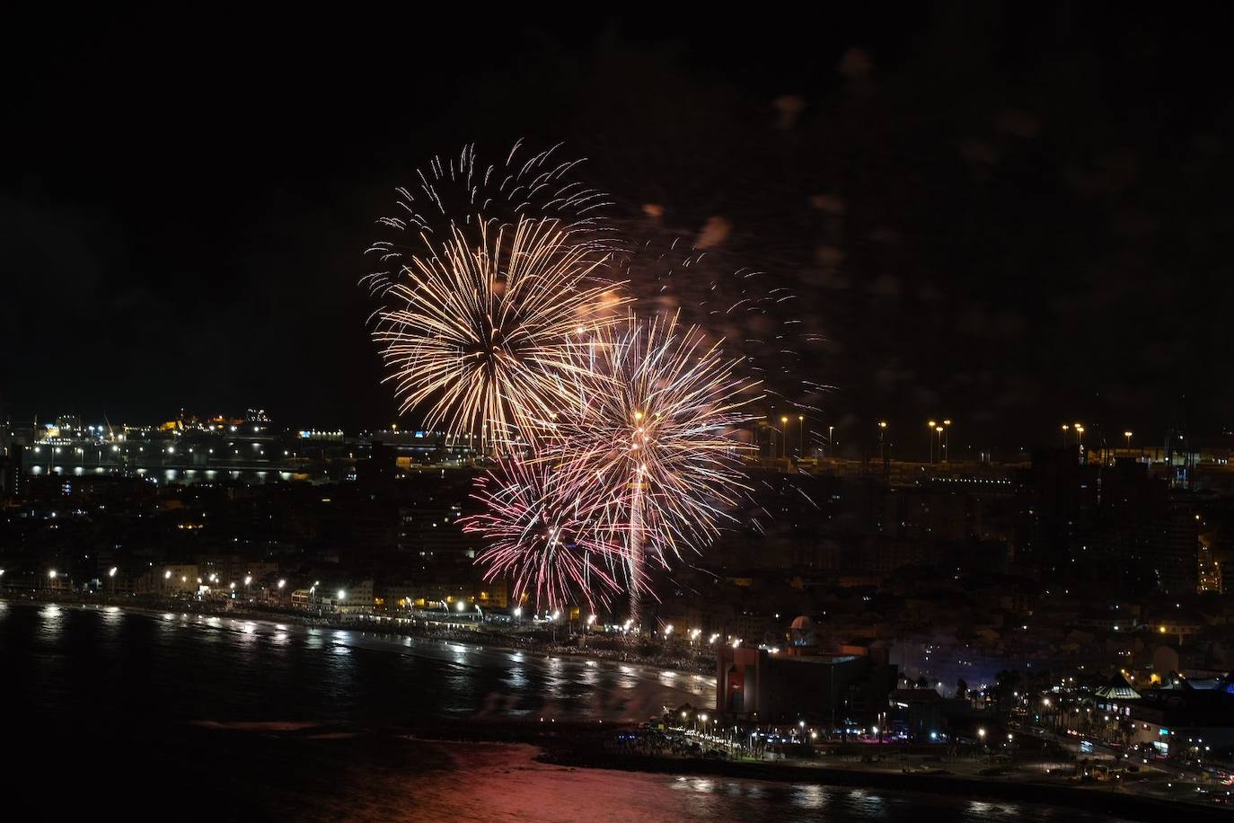 Fotos: Los fuegos iluminan la noche de la Playa de Las Canteras