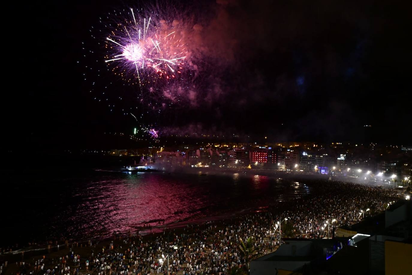 Fotos: Los fuegos iluminan la noche de la Playa de Las Canteras