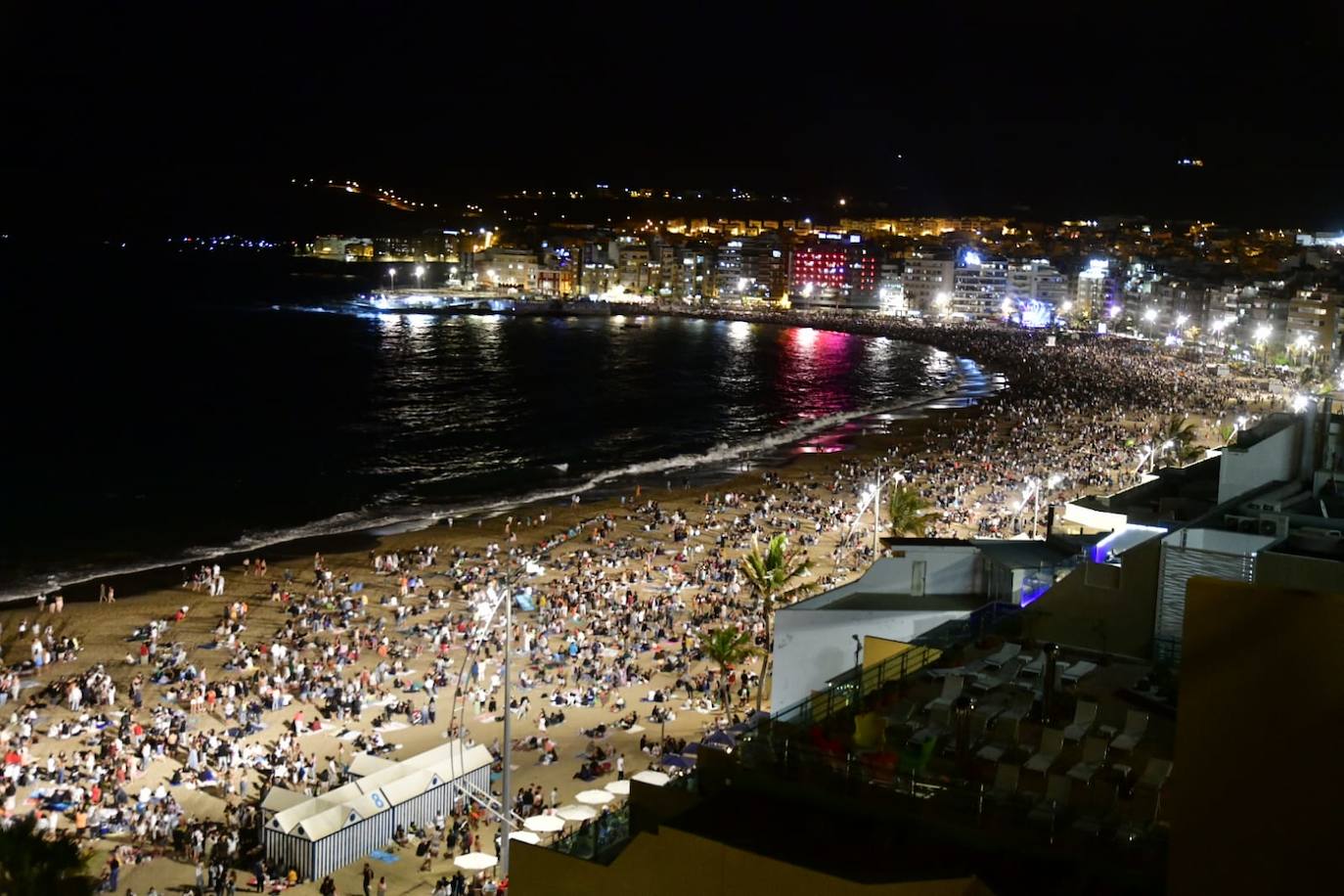 Fotos: Lleno total en las Canteras para disfrutar de la noche de San Juan