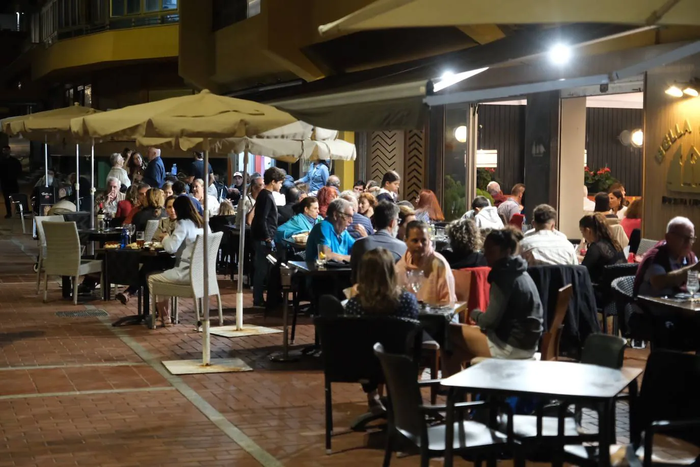 Fotos: Lleno total en las Canteras para disfrutar de la noche de San Juan