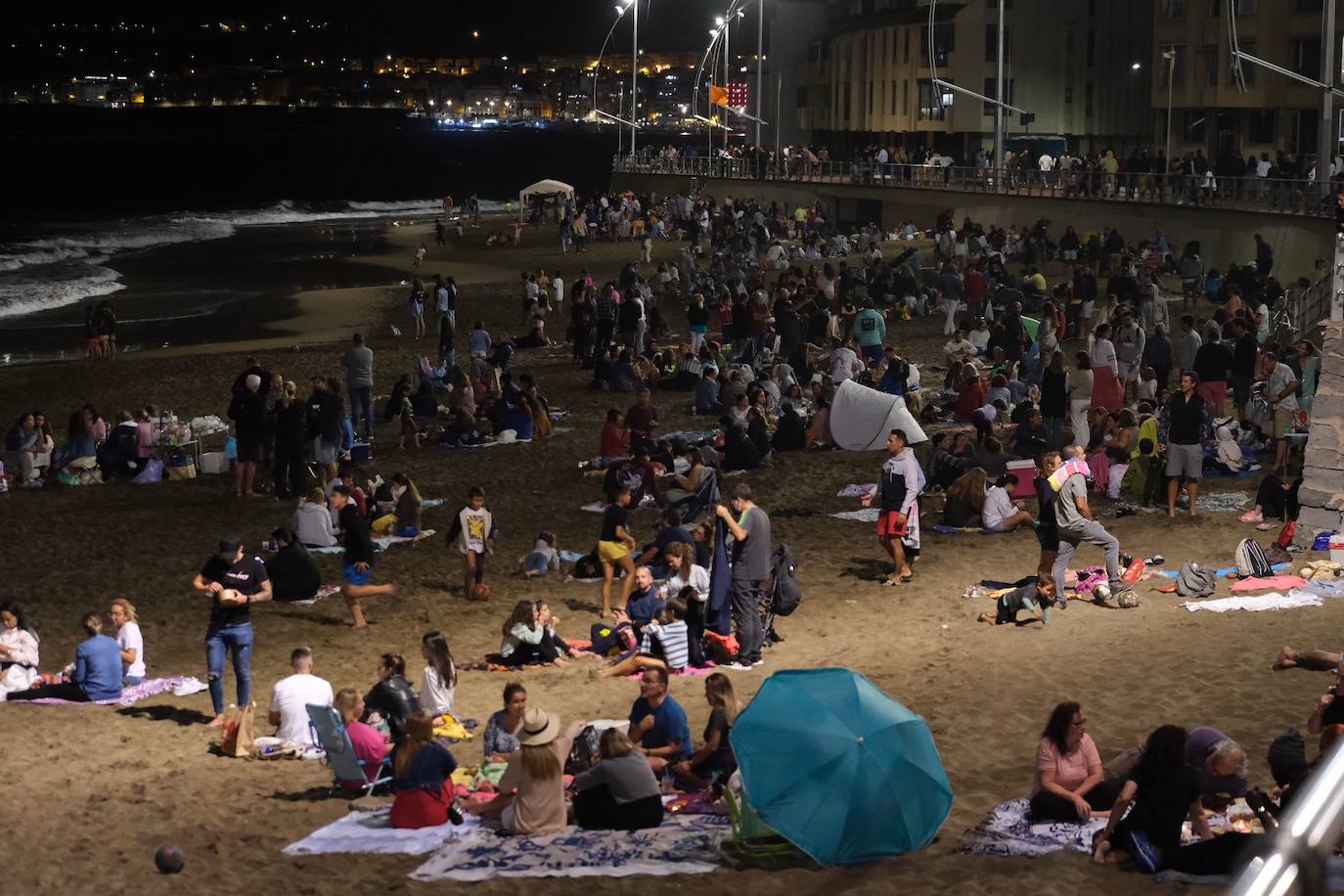 Fotos: Lleno total en las Canteras para disfrutar de la noche de San Juan