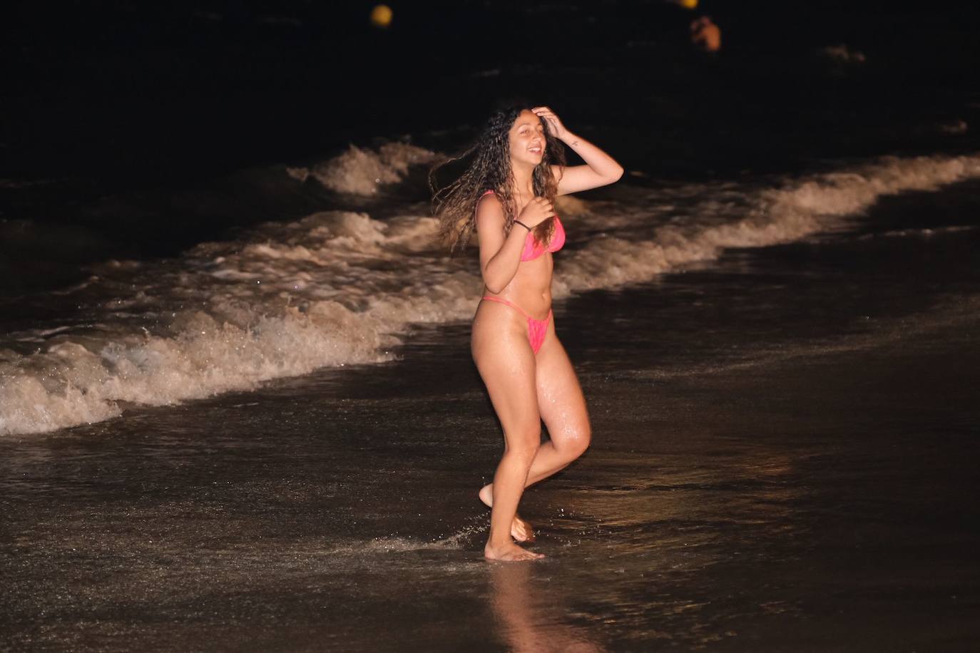 Fotos: Lleno total en las Canteras para disfrutar de la noche de San Juan