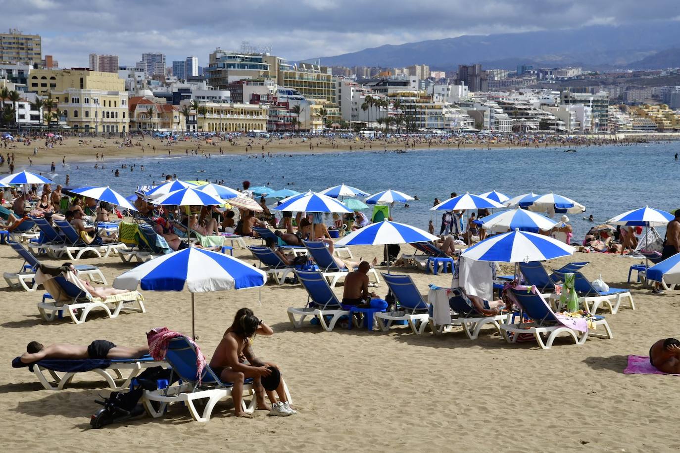 Fotos: Baños y calor para celebrar San Juan en Las Canteras