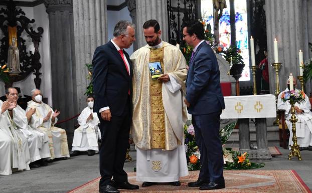 El presidente del Gobierno de Canarias, el parróco de Todoque y el alcalde de Arucas. 