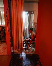 Imagen secundaria 2 - Exterior e interior del barracón en el que vive Soraya. 