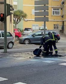Imagen secundaria 2 - Una moto se prende fuego en Las Rehoyas