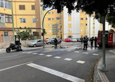 Imagen secundaria 1 - Una moto se prende fuego en Las Rehoyas