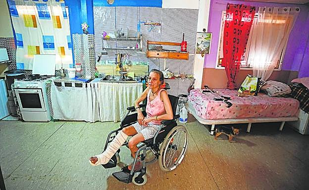 En la imagen, Soraya Pérez en el barracón que le sirve de casa.