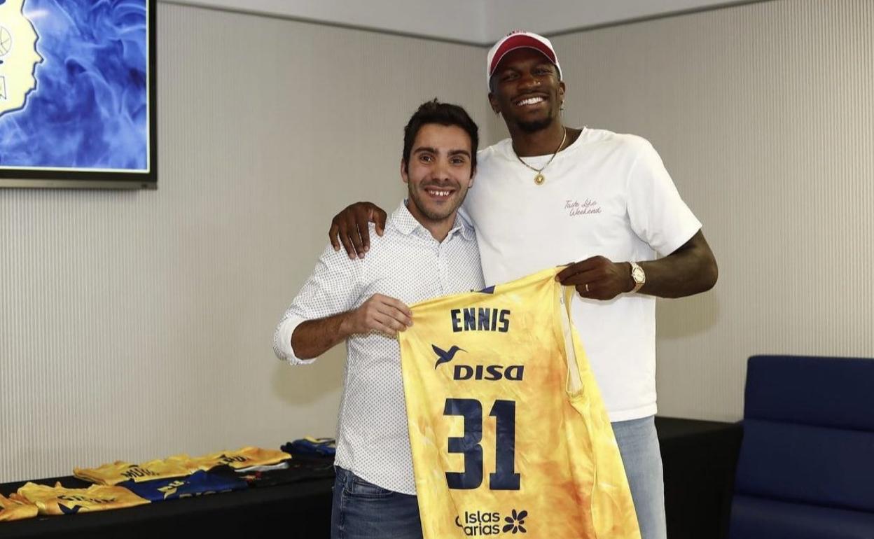 Ennis posa junto con uno de los voluntarios del Granca. 