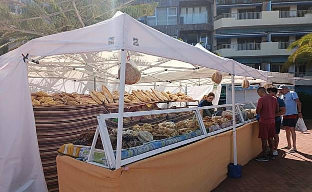 Imagen principal - Diferentes puestos en la feria 'Canteras Street Market'. 