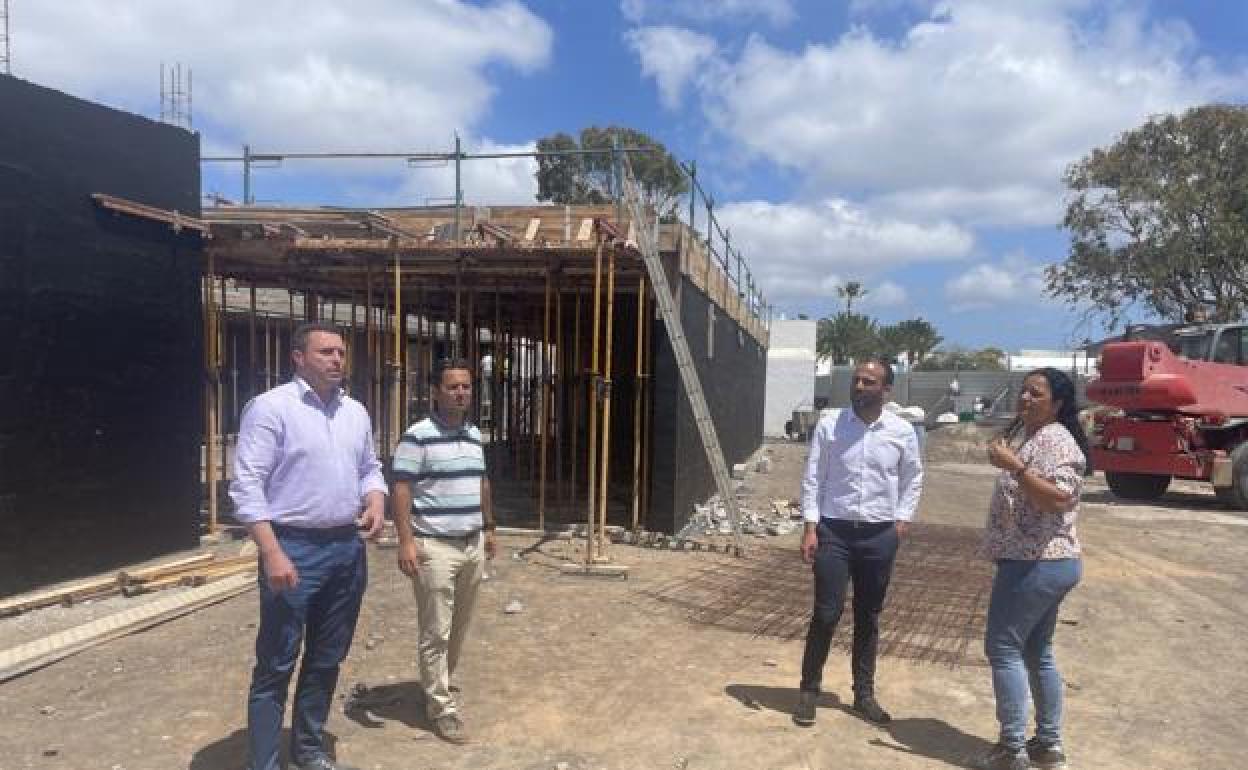 Autoridades sureñas visitando las obras en Uga. 