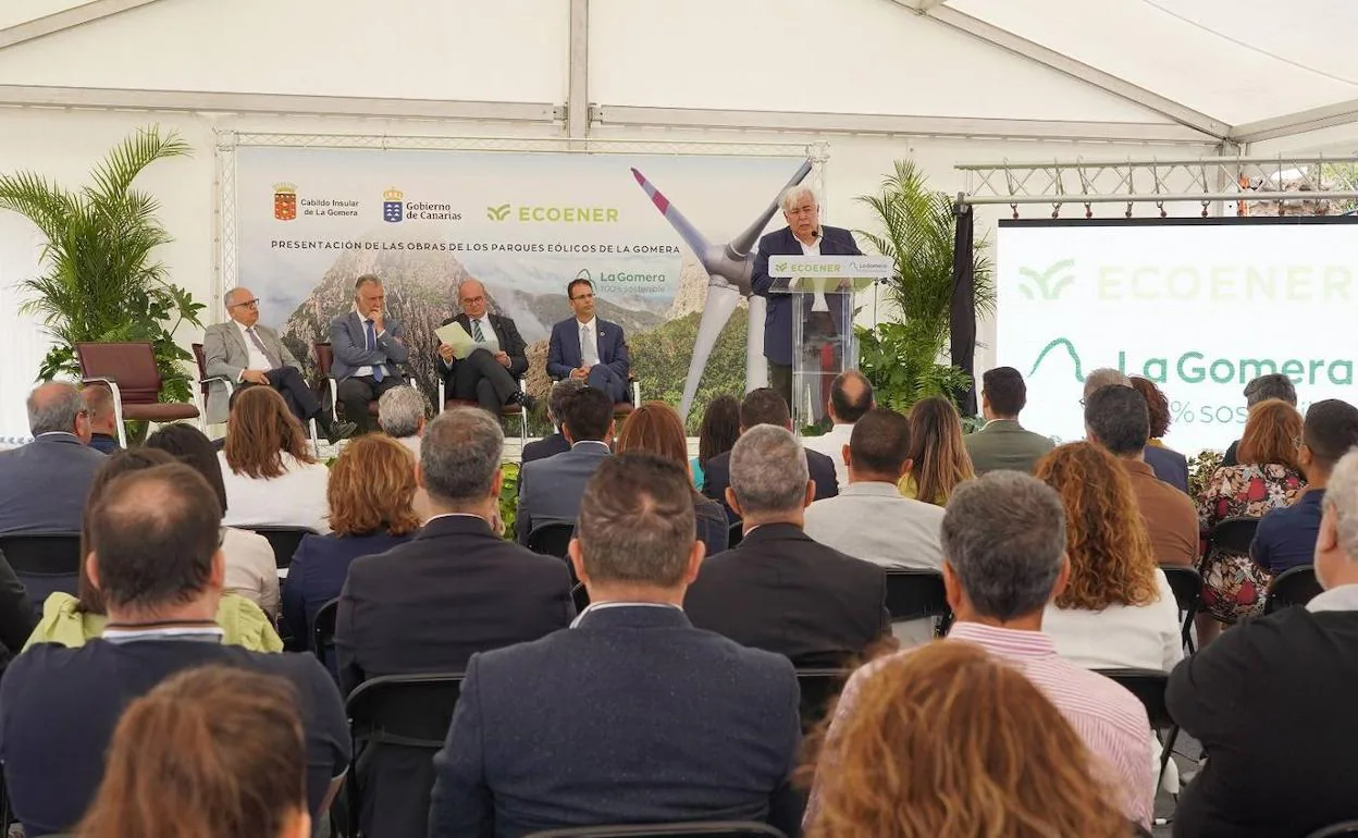 El presidente del Cabildo de La Gomera, Casimiro Curbelo explicando las ventajas de este tipo de energía.