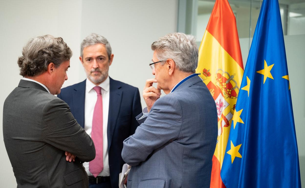 El director general para el Magreb, Mediterráneo y Oriente Próximo, Alberto Ucelay (i), y el consejero canario Julio Pérez (d) ayer. 