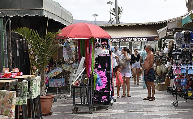Imagen principal - Los turistas disfrutan del buen tiempo del sur de la isla. 